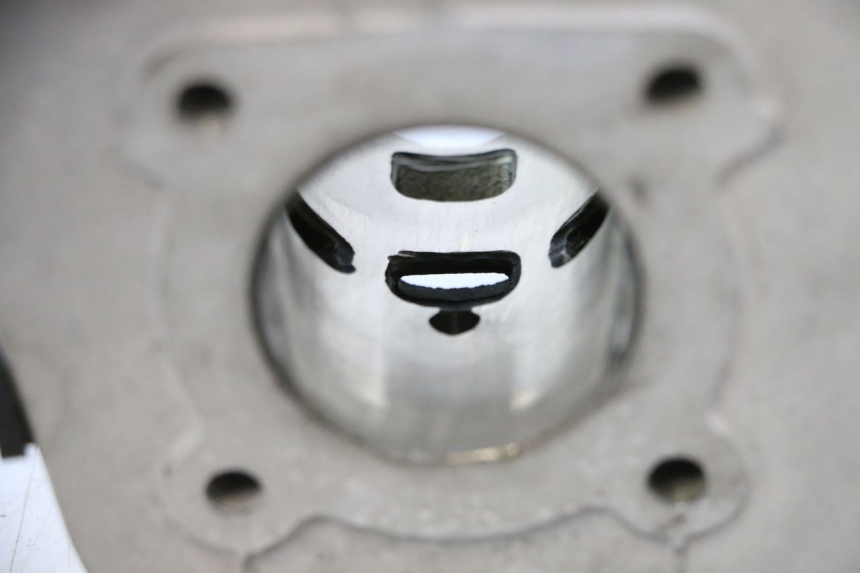 photo de CYLINDER TŁOK PEUGEOT KISBEE 2T 50 (2018 - 2022) - Zbliżenie techniczne