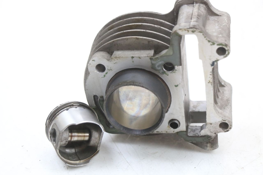 photo de CYLINDER TŁOK PEUGEOT KISBEE 4T 50 (2018 - 2022) - Zbliżenie techniczne