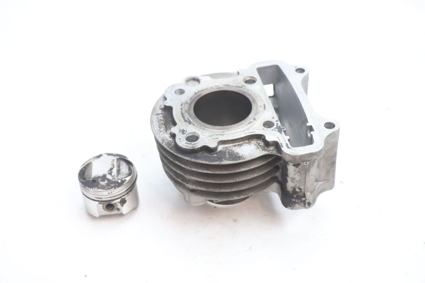 photo de CYLINDER TŁOK PEUGEOT KISBEE 4T 50 (2010 - 2017) - Inny kąt widzenia