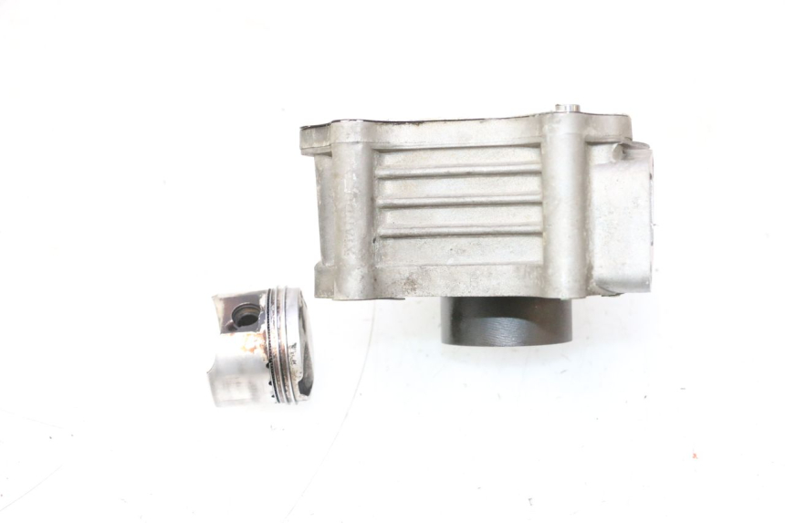 photo de CYLINDER TŁOK PEUGEOT KISBEE 4T 50 (2010 - 2017) - Zbliżenie komponentów