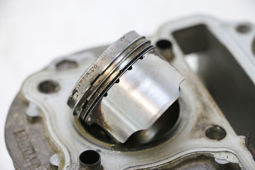 photo de CYLINDER TŁOK PEUGEOT KISBEE 4T 50 (2010 - 2017) - Struktura - zbliżenie