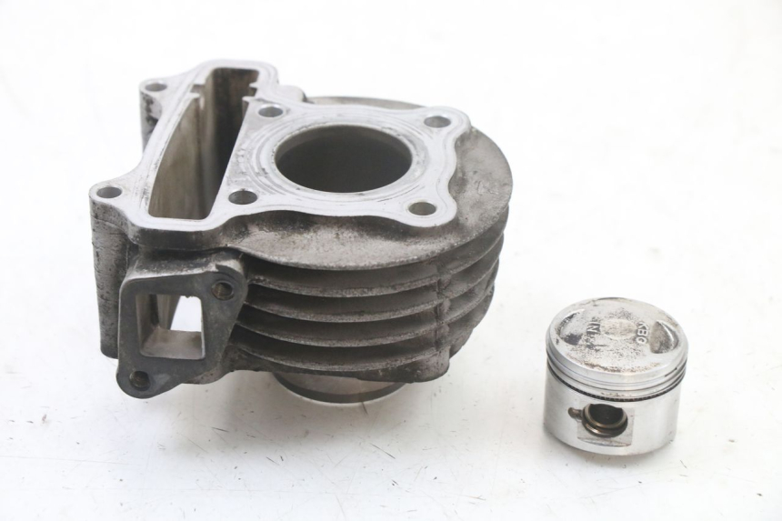 photo de CYLINDER TŁOK KYMCO DINK 4T 50 (2007 - 2018) - Punkty mocowania