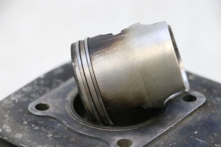 photo de CYLINDER TŁOK PEUGEOT LUDIX ONE 14P 50 (2004 - 2013) - Struktura - zbliżenie