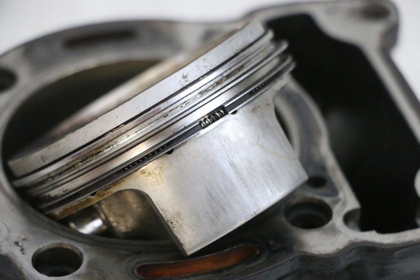 photo de CYLINDER TŁOK PIAGGIO MP3 RL 250 (2006 - 2010) - Zbliżenie komponentów