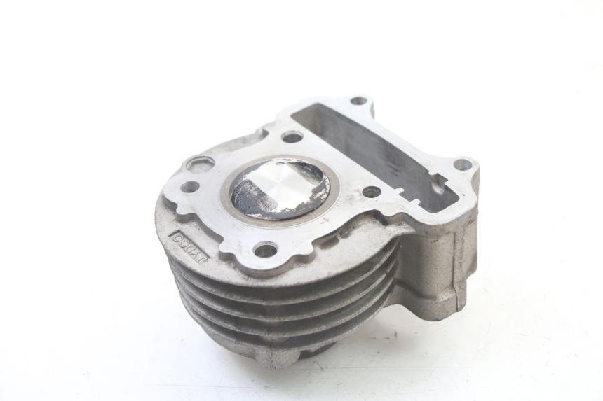 photo de CYLINDER TŁOK PEUGEOT KISBEE 4T 50 (2010 - 2017) - Inny kąt widzenia