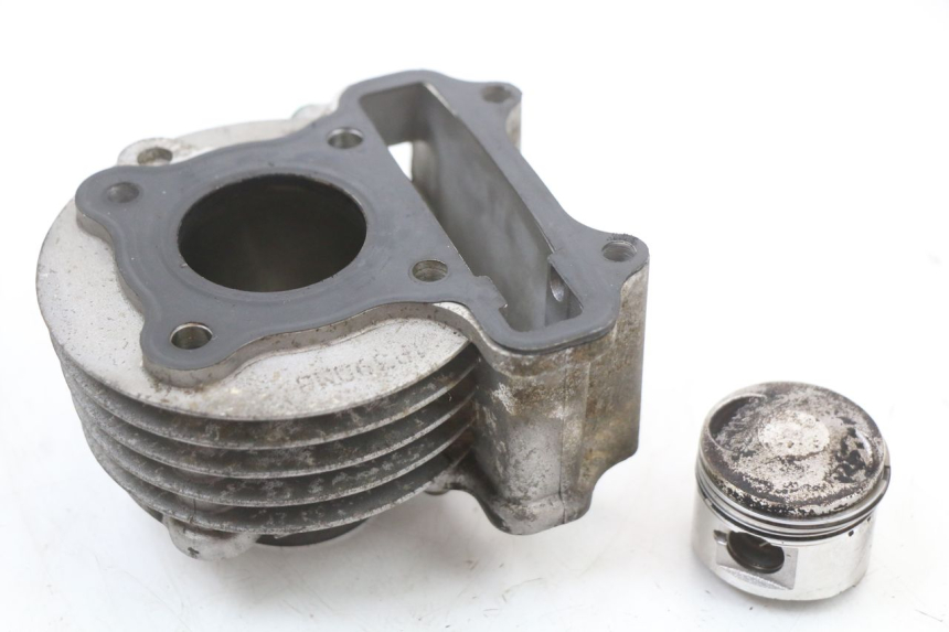 photo de CYLINDER TŁOK EUROCKA R8 4T 50 (2013 - 2022) - Inny kąt widzenia