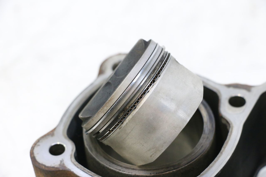 photo de CYLINDER TŁOK PEUGEOT SATELIS 125 (2006 - 2009) - Struktura - zbliżenie