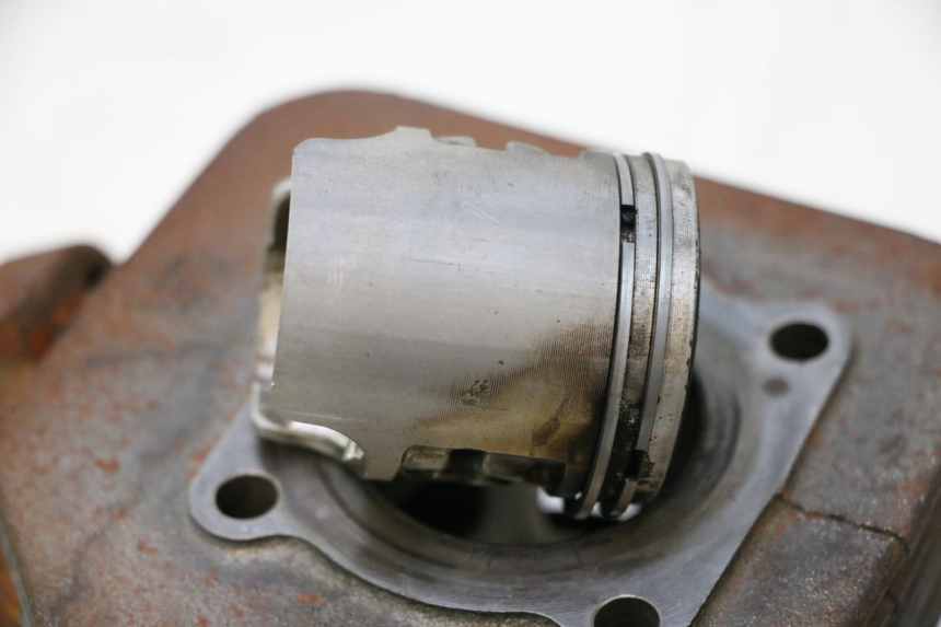photo de TŁOK CYLINDRA PEUGEOT SPEEDFIGHT 2 AC 50 (2000 - 2009) - Struktura - zbliżenie