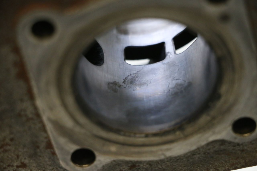 photo de TŁOK CYLINDRA PEUGEOT SPEEDFIGHT 2 AC 50 (2000 - 2009) - Inny kąt widzenia