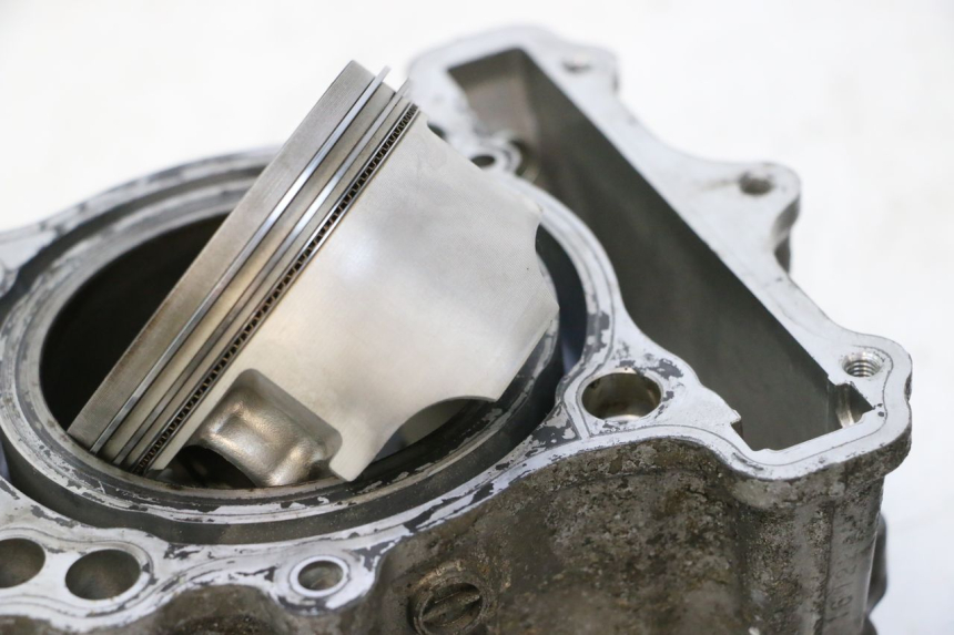 photo de TŁOK CYLINDRA SUZUKI SV S 650 (2003 - 2009) - Zbliżenie komponentów