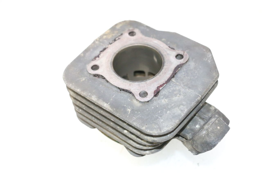 photo de TŁOK CYLINDRA PEUGEOT TREKKER 50 (1995 - 2004) - Zbliżenie komponentów