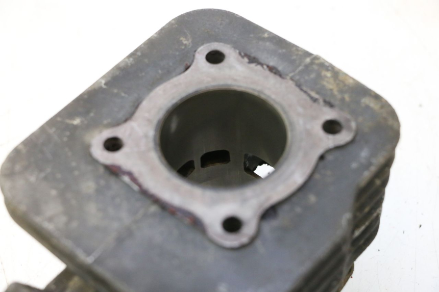 photo de TŁOK CYLINDRA PEUGEOT TREKKER 50 (1995 - 2004) - Zbliżenie techniczne