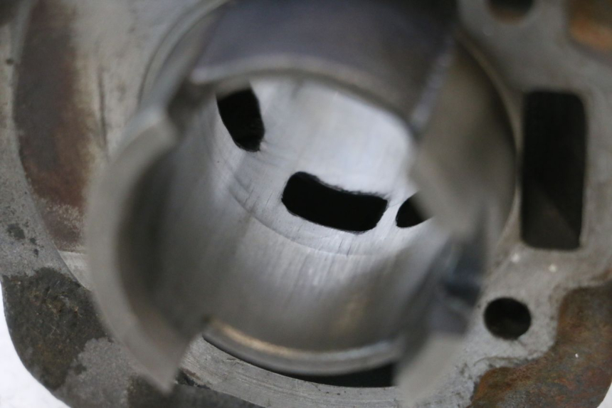 photo de TŁOK CYLINDRA PIAGGIO TYPHOON 50 (2000 - 2009) - Inny kąt widzenia