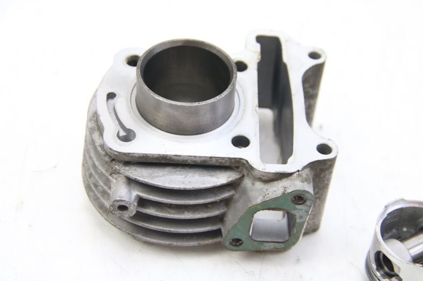 photo de CYLINDER TŁOK PEUGEOT V-CLIC VCLIC 50 (2007 - 2013) - Zbliżenie techniczne