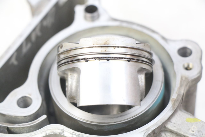 photo de CYLINDER TŁOK PIAGGIO VESPA GTS IGET ABS 125 (2017 - 2023) - Zbliżenie komponentów