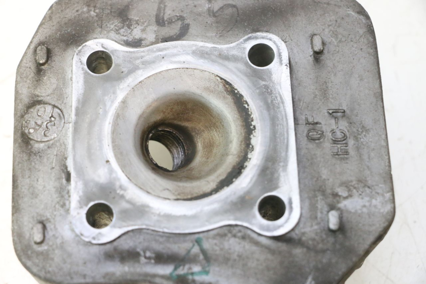 photo de CYLINDER TŁOK PEUGEOT VIVACITY NEW 2T 50 (2008 - 2017) - Struktura - zbliżenie