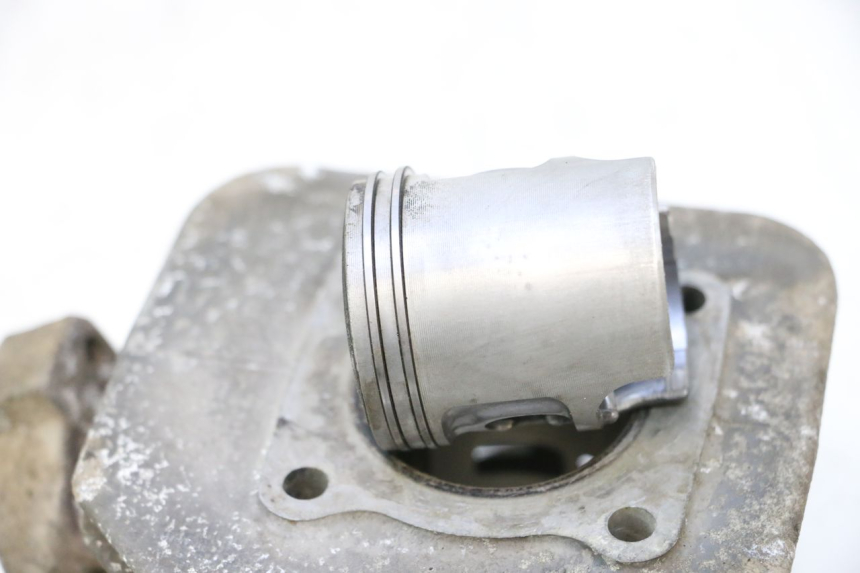 photo de CYLINDER TŁOK PEUGEOT VIVACITY 50 (1998 - 2003) - Struktura - zbliżenie