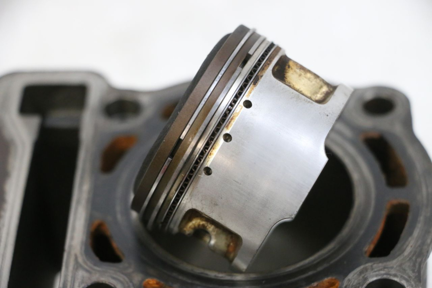 photo de CYLINDER TŁOK YAMAHA YP MAJESTY 125 (2002 - 2006) - Szczegóły charakterystyczne