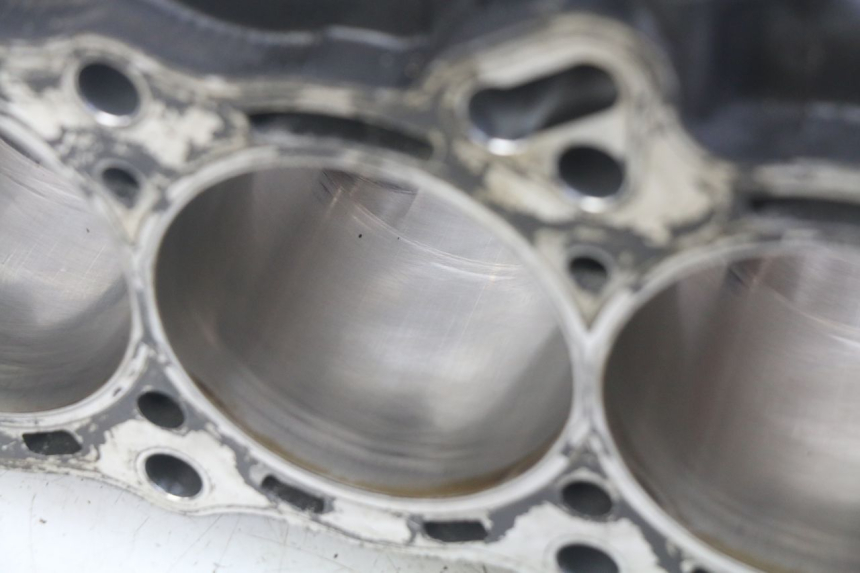 photo de CYLINDER TŁOK YAMAHA YZF R1 1000 (2007 - 2008) - Struktura - zbliżenie