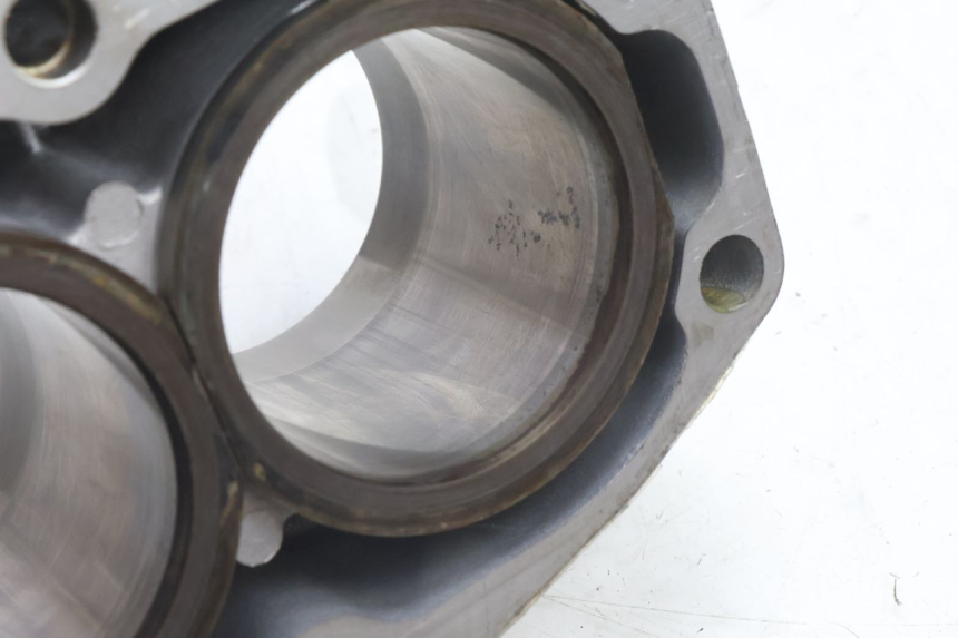 photo de TŁOK CYLINDRA KAWASAKI ZZR 600 (1995 - 2004) - Inny kąt widzenia