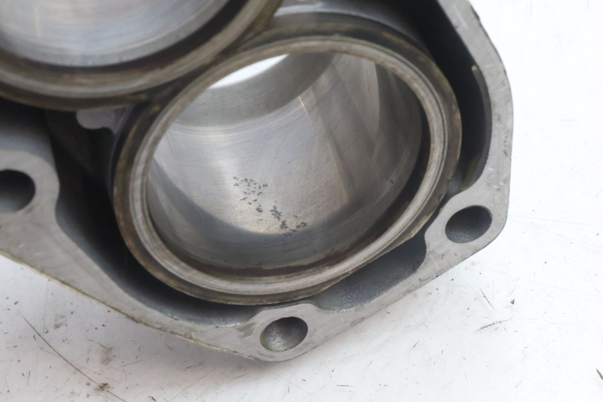 photo de TŁOK CYLINDRA KAWASAKI ZZR 600 (1995 - 2004) - Zbliżenie techniczne