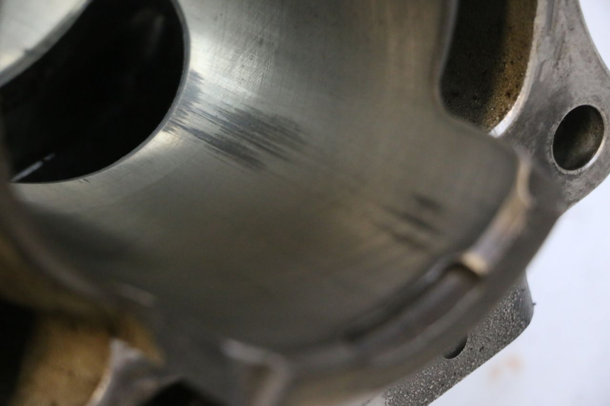 photo de CYLINDER YAMAHA WAVE RUNNER GP R 1200 (2000 - 2003) - Zbliżenie komponentów