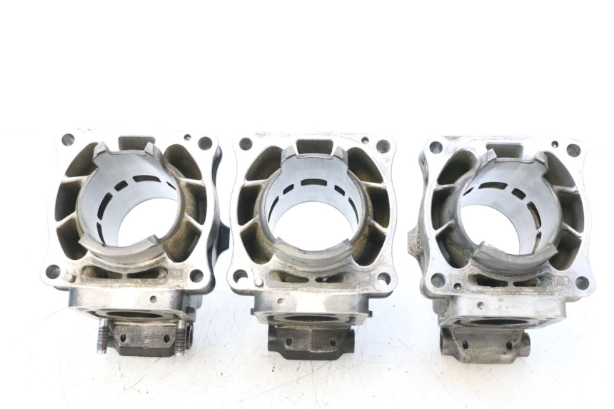 photo de CYLINDER YAMAHA WAVE RUNNER GP R 1200 (2000 - 2003) - Alternatywny kąt