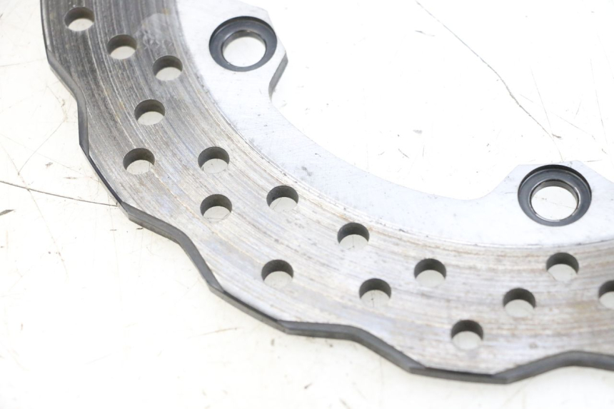 photo de TARCZA HAMULCOWA TYLNA YAMAHA MT-07 MT07 ABS 700 (2018 - 2020) - Zbliżenie techniczne