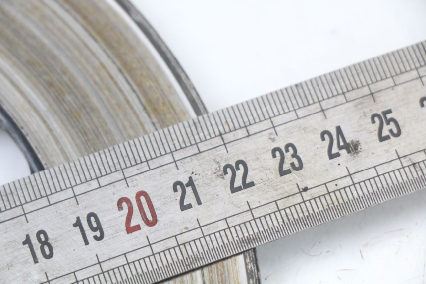 photo de TARCZA HAMULCOWA PRZEDNIA SUZUKI GN 125 (1997 - 2000) - Zoom stanu zużycia