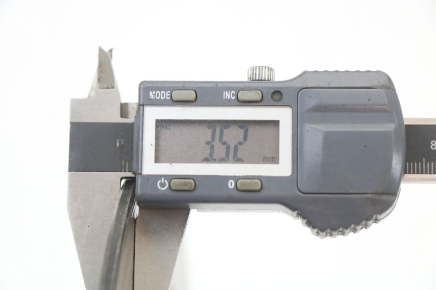 photo de TARCZA HAMULCOWA PRZEDNIA SUZUKI GN 125 (1997 - 2000) - Zbliżenie techniczne