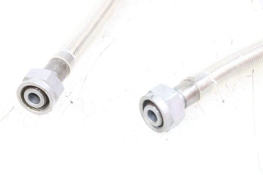 photo de PRZEWÓD OLEJOWY ROYAL ENFIELD CONTINENTAL GT 650 (2019 - 2024) - Zbliżenie techniczne