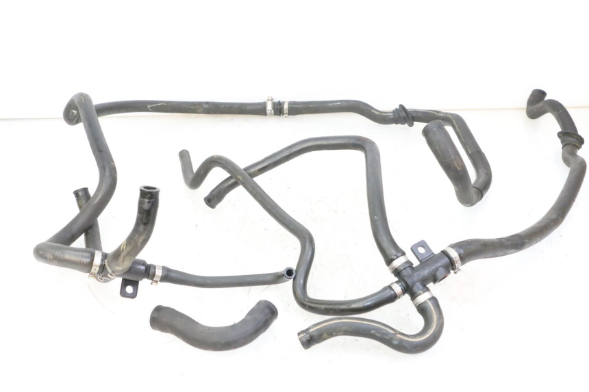 photo de PRZEWÓD CHŁODNICY PIAGGIO VESPA GRANTURISMO 200 (2004 - 2005) - Widok główny