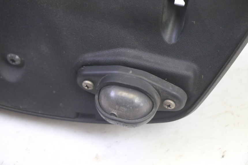 photo de OŚWIETLENIE TABLICY REJESTRACYJNEJ PIAGGIO MP3 HPE 350 (2018 - 2020) - Zoom stanu zużycia