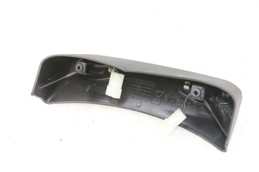 photo de OŚWIETLENIE TABLICY REJESTRACYJNEJ PIAGGIO MP3 LT 300 (2010 - 2016) - Szczegół części