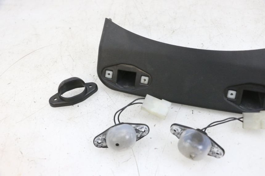 photo de OŚWIETLENIE TABLICY REJESTRACYJNEJ PIAGGIO MP3 RL 250 (2006 - 2010) - Punkty mocowania