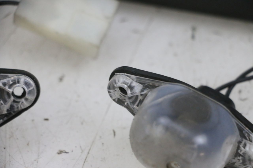 photo de OŚWIETLENIE TABLICY REJESTRACYJNEJ PIAGGIO MP3 RL 250 (2006 - 2010) - Część sprawdzona