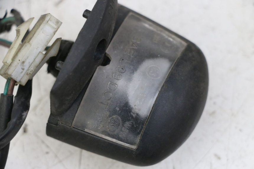 photo de OŚWIETLENIE TABLICY REJESTRACYJNEJ PEUGEOT SATELIS 125 (2013 - 2018) - Zbliżenie techniczne