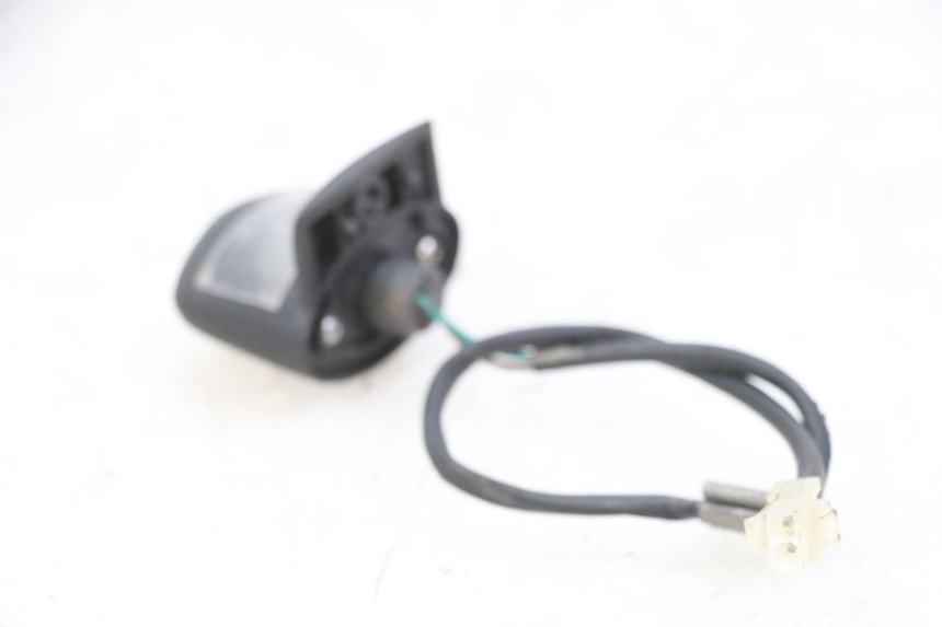 photo de OŚWIETLENIE TABLICY REJESTRACYJNEJ PEUGEOT SATELIS 125 (2013 - 2018) - Zbliżenie techniczne