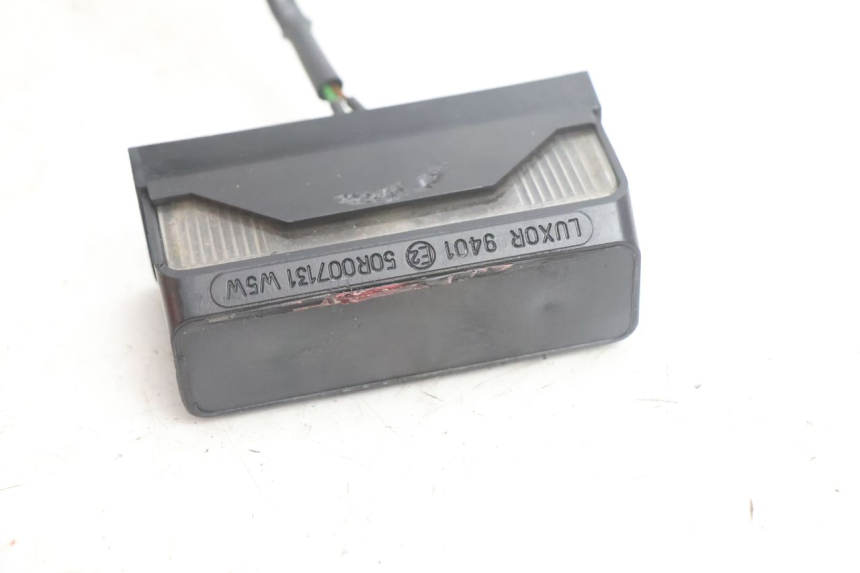 photo de OŚWIETLENIE TABLICY REJESTRACYJNEJ PEUGEOT VIVACITY 100 (1999 - 2008) - Zoom stanu zużycia