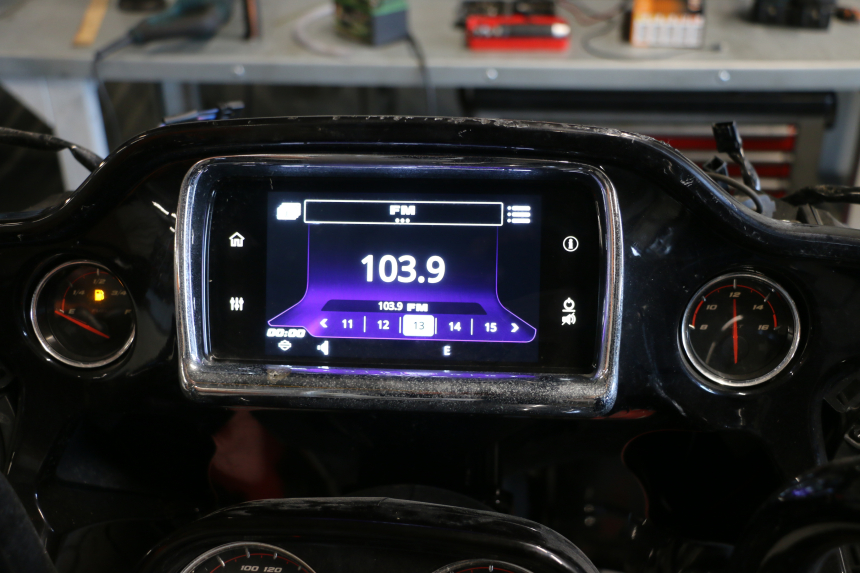 photo de EKRAN MULTIMEDIALNY HARLEY DAVIDSON ROAD GLIDE FLTRXSE 1920 (2018 - 2022) - Zbliżenie techniczne