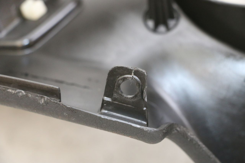 photo de OBUDOWA LICZNIKA PIAGGIO MP3 LT 400 (2007 - 2012) - Zoom stanu zużycia