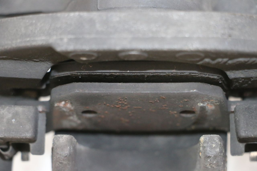 photo de ZACISK HAMULCA TYLNEGO HONDA FES S-WING SWING ABS 125 (2007 - 2015) - Zbliżenie techniczne