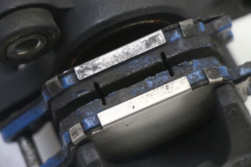 photo de ZACISK HAMULCA TYLNEGO SUZUKI GSR 750 (2011 - 2017) - Stan powierzchni