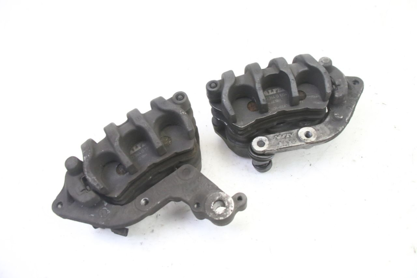 photo de ZACISK HAMULCA TYLNEGO HONDA NTV DEAUVILLE ABS 700 (2007 - 2016) - Zbliżenie techniczne