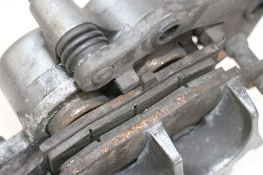 photo de ZACISK HAMULCA TYLNEGO KAWASAKI ZR 7 750 (1999 - 2004) - Zbliżenie techniczne