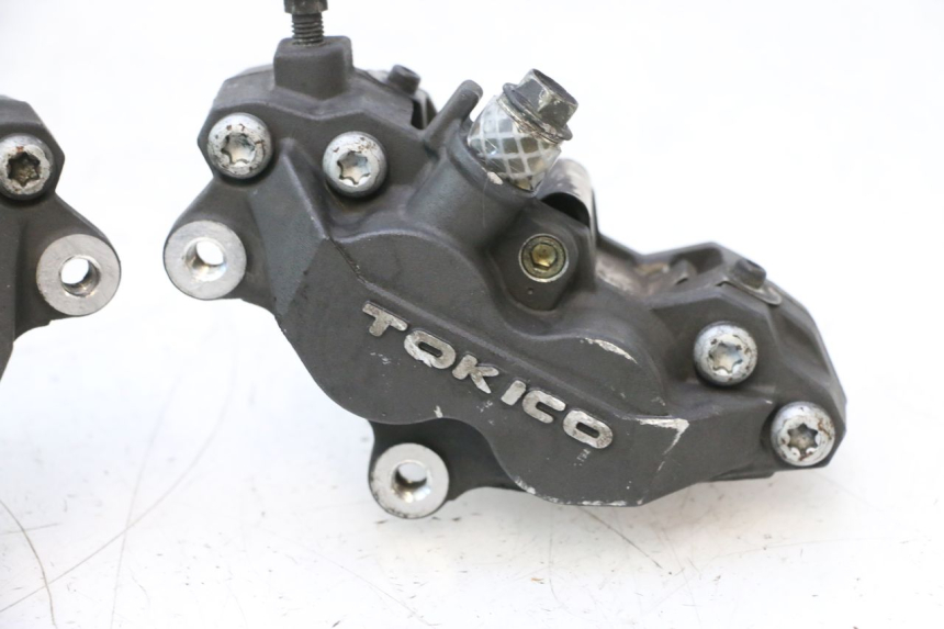 photo de PRZEDNI ZACISK HAMULCOWY SUZUKI GSR 600 (2005 - 2012) - Oznaczenia i referencje
