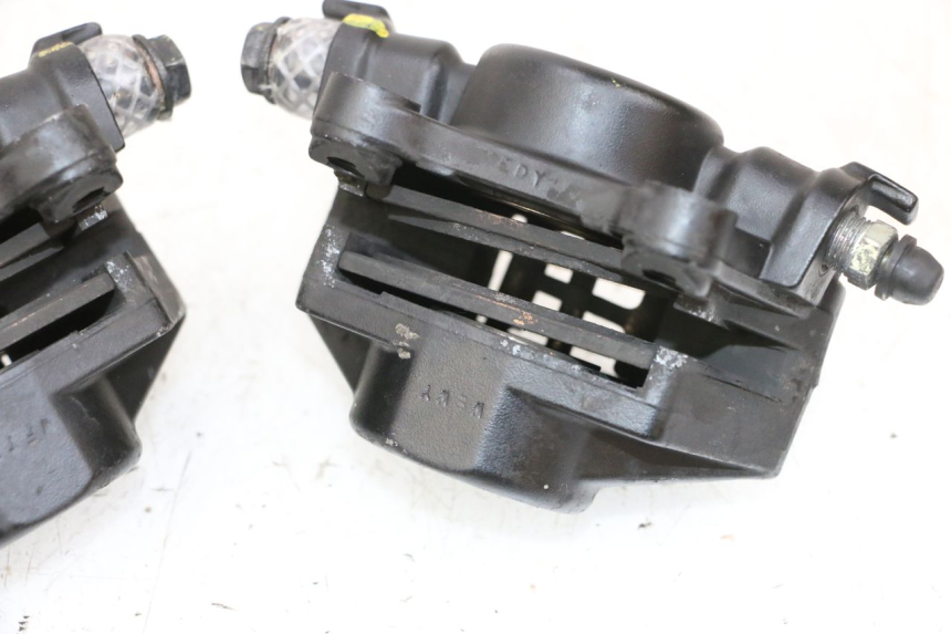 photo de ZACISK HAMULCA PRZEDNIEGO PIAGGIO MP3 HPE 300 (2019 - 2026) - Zbliżenie techniczne