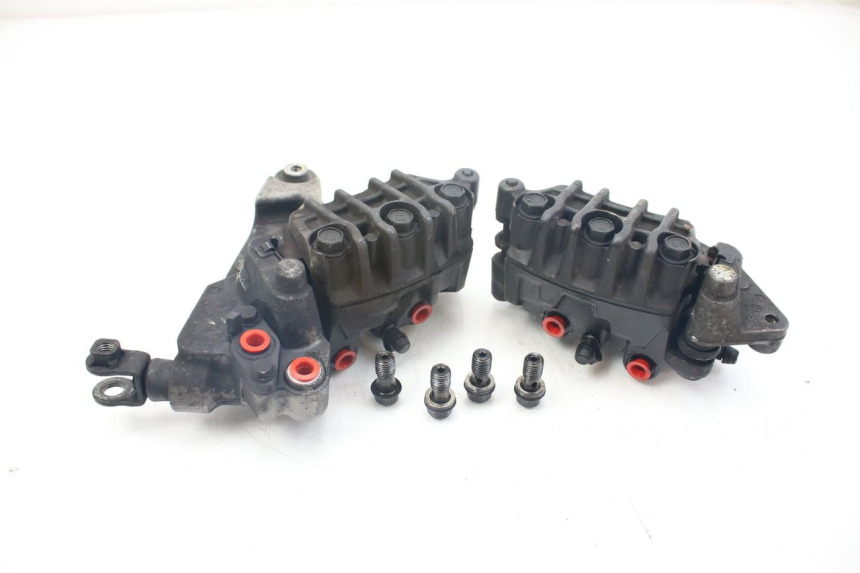photo de ZACISK HAMULCA PRZEDNIEGO HONDA VFR FI RC46 800 (1998 - 2001) - Zbliżenie techniczne