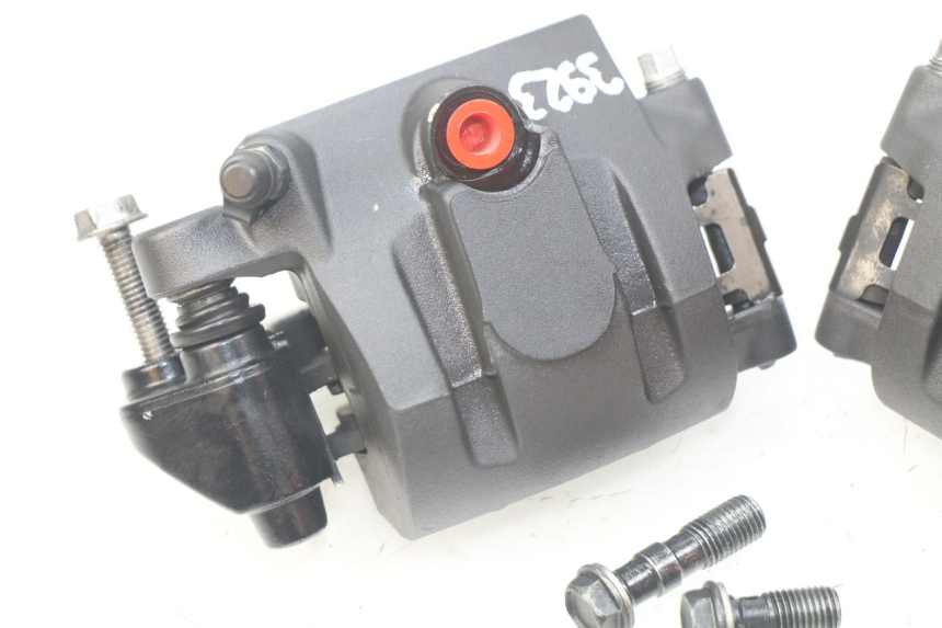 photo de ZACISK HAMULCA PRZEDNIEGO KAWASAKI Z 650 (2016 - 2019) - Zbliżenie techniczne