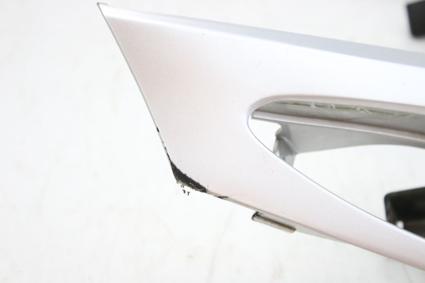 photo de DOLNA PRZEDNIA MASKOWNICA SUZUKI UH BURGMAN 125 (2002 - 2006) - Zbliżenie techniczne